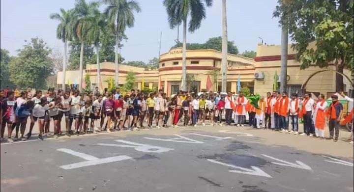 दौड़ पड़ा कुल्टी: 'कुल्टी नेक्स्टजेन' मैराथन में युवाओं ने दिखाया गज़ब का जोश  पश्चिम बंगाल सरकार के मंत्री व विधायक डॉ. अजय कुमार पोद्दार ने हरी झंडी दिखाकर किया रवाना