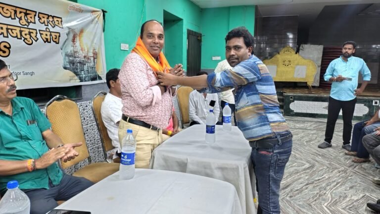 কুলটিতে বার্নপুর ইস্কো মজদুর সংঘের বিজয়ী নেতাদের সংবর্ধনা