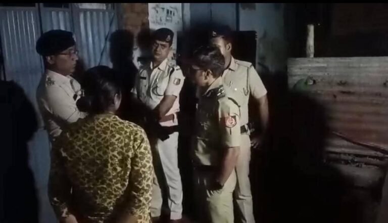 जेके नगर में महिला की संदिग्ध मौत से सनसनी, पुलिस कमिश्नर ने किया घटनास्थल का निरीक्षण  घर के अंदर बिखरा मिला सामान, हत्या सहित कई एंगल से जांच; फोरेंसिक टीम ने जुटाए साक्ष्य