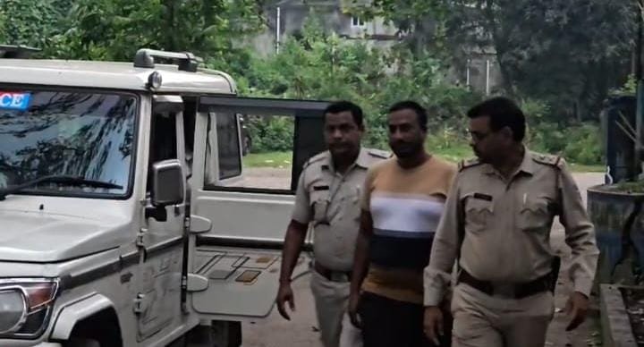 गोपाला महतो हत्याकांड में बड़ा खुलासा, मुख्य आरोपी अनिल नुनिया बर्दवान से गिरफ्तार  नियामतपुर पुलिस की कार्रवाई से मचा हड़कंप, अदालत ने 5 दिन की पुलिस हिरासत में भेजा