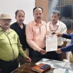 *انڈین جرنلسٹس ایسوسی ایشن نے دہلی میں تین خواتین صحافیوں کے ساتھ مبینہ بدسلوکی کے خلاف احتجاج کا اعلان کیا ہے۔*    *صدر کو پانچ نکاتی میمورنڈم بھیجا گیا ہے جس میں منصفانہ تحقیقات، ایف آئی آر اور صحافیوں کے تحفظ کا مطالبہ کیا گیا ہے۔*