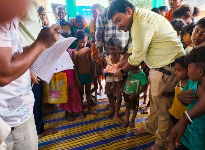 🔴 A Remarkable Example of Humanity in Kharagpur! 🔴 BDO Sahib Brings Smiles to the Faces of Underprivileged Mothers 🙏