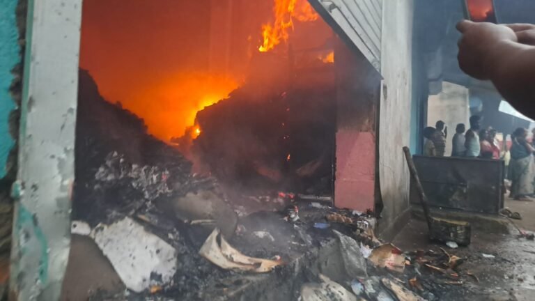 बर्नपुर मिनी मार्केट में कागज के गोदाम में भीषण आग, इलाके में मची अफरा-तफरी  शटर तोड़कर आग बुझाने में जुटे स्थानीय लोग, दमकल विभाग की तत्परता से आग पर पाया गया काबू
