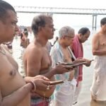 महालय पर बर्नपुर के दामोदर नदी घाट पर उमड़े श्रद्धालु, पितृ तर्पण के साथ देवीपक्ष की शुरुआत