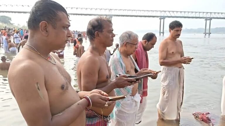 महालय पर बर्नपुर के दामोदर नदी घाट पर उमड़े श्रद्धालु, पितृ तर्पण के साथ देवीपक्ष की शुरुआत