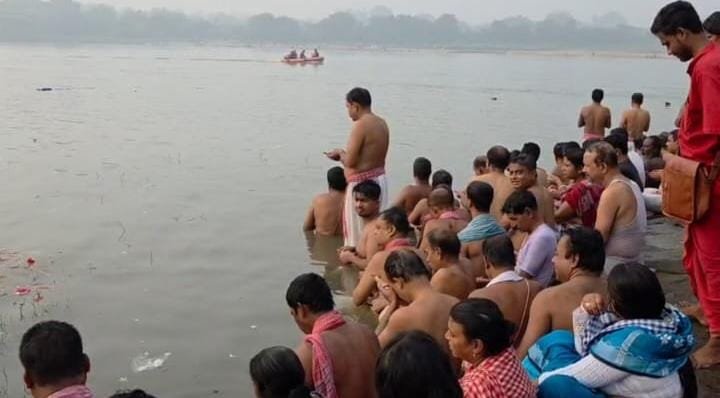 पितृ पक्ष के समापन पर बराकर और दामोदर नदी घाटों पर उमड़ी श्रद्धालुओं की भीड़