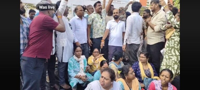 *#खड़गपुर_नगरपालिका गेट के सामने प्रदर्शन, चेयरमैन पद को लेकर चर्चाएं तेज*