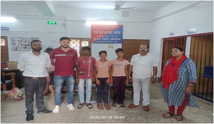 *बच्चों को सुरक्षित बचाने से लेकर यात्रियों के खोए सामान की बरामदगी तक: आसनसोल मंडल की रेलवे सुरक्षा बल ने दर्ज कीं महत्वपूर्ण उपलब्धियाँ*  *अप्रैल से सितंबर 2026 के दौरान 229 बच्चों को सुरक्षित बचाया गया तथा यात्रियों के सामान की 461 वस्तुएँ बरामद की गईं।*