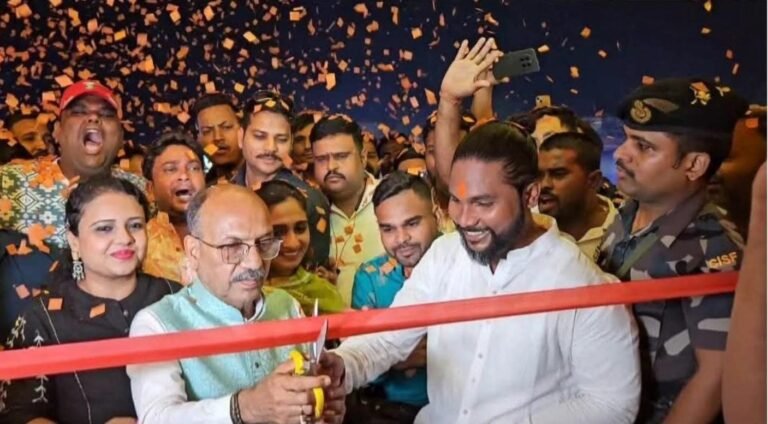 राम मंदिर की भव्य प्रतिकृति में सजा धेमोमेन का दुर्गापूजा पंडाल, मंत्री डॉ. अजय कुमार पोद्दार ने किया उद्घाटन