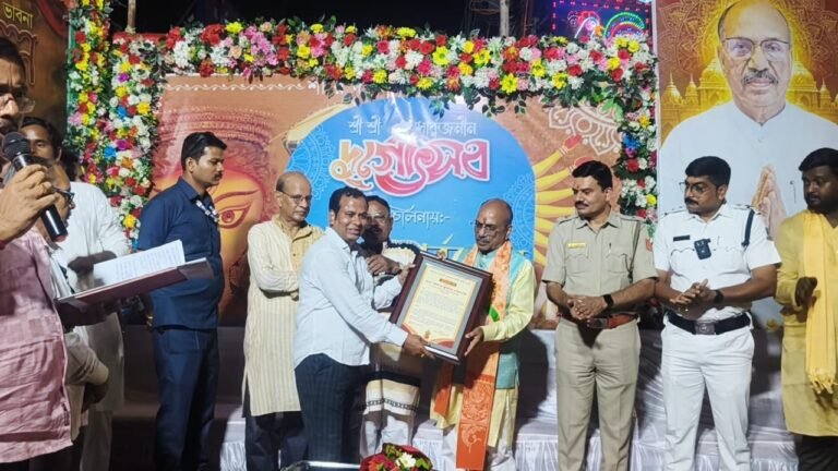 बराकर बैगुनिया सार्वजनिक दुर्गापूजा का मंत्री डॉ अजय पोद्दार ने फीता काटकर दीप प्रज्वलित कर किया उद्घाटन.  इसके अलावा मंत्री ने कुल्टी मे एक दर्जन से ज्यादा पूजा पंडाल का किया उद्घाटन.