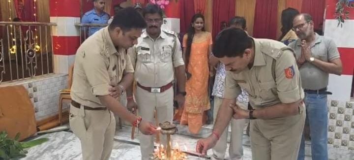 बराकर फाड़ी दुर्गापूजा का भव्य उद्घाटन, वर्षों पुरानी परंपरा को पुलिस ने रखा कायम  एसीपी वेस्ट सोमनाथ साह ने किया पूजा पंडाल का उद्घाटन, कुल्टी थाना प्रभारी से लेकर बराकर फाड़ी के अधिकारियों और जवानों तक की रही सक्रिय मौजूदगी