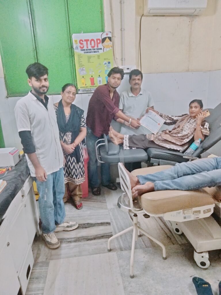 # आसनसोल जिला अस्पताल में ब्लड की कमी की सूचना मिलते ही आगे आए युवा नेता गौरव बनर्जी, महिला एवं युवा टीम ने किया रक्तदान