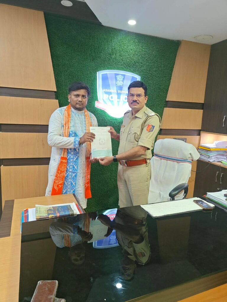 बैगुनिया सार्वजनिक दुर्गापूजा कमिटी को 10 लाख का विशेष अनुदान, बराकर में खुशी की लहर  मंत्री डॉ. अजय कुमार पोद्दार के प्रयासों का कमिटी ने किया स्वागत, थाना प्रभारी अशोक सिंह महापात्र ने सौंपा चेक