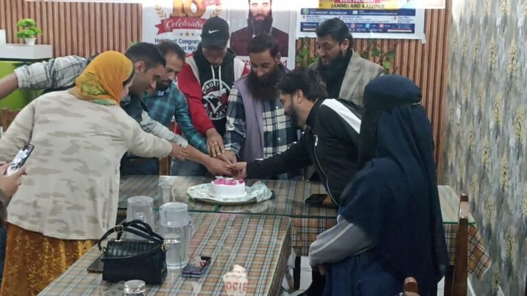 *انڈین جرنلسٹ ایسوسی ایشن کے 18 سال جدوجہد، خدمت اور تنظیمی اتحاد کی پہچان ہیں - منظور احمد پختون*    *انڈین جرنلسٹ ایسوسی ایشن کشمیر یونٹ نے جدوجہد کے 18 سال مکمل ہونے کا جشن منایا۔*
