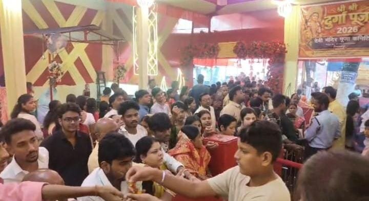 महाअष्टमी पर आस्था का सैलाब, मां दुर्गा के दर्शन और पुष्पांजलि के लिए उमड़े श्रद्धालु  शंखध्वनि और ढाक की थाप से गूंजा आसनसोल औद्योगिक क्षेत्र, सुरक्षा व्यवस्था में जुटा रहा पुलिस प्रशासन
