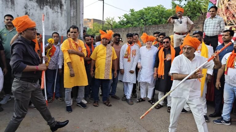 दासपाड़ा महावीर अखाड़ा में शौर्य और परंपरा का संगम, मंत्री डॉ. अजय पोद्दार व वरिष्ठ समाजसेवी डॉ. रामबालक शर्मा को पगड़ी पहनाकर किया गया सम्मानित