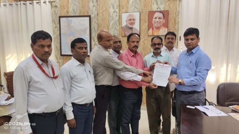 पत्रकार मोहम्मद नसीम अहमद की निर्मम हत्या के विरोध में इंडियन जर्नलिस्ट एसोसिएशन ने सौंपा ज्ञापन।  पत्रकार सुरक्षा कानून लागू हो, दोषियों को मिले कठोर सजा- सेराज अहमद कुरैशी