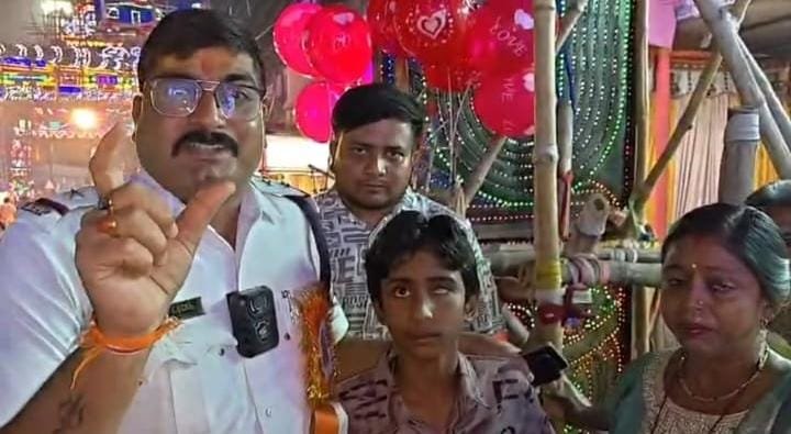मेले की भीड़ में बिछड़ा मासूम, बराकर ट्रैफिक पुलिस बनी फरिश्ता! माँ से मिलते ही छलक पड़े खुशी के आँसू  बिनय लाइक की तत्परता ने लौटाई माँ की मुस्कान, बच्चे को सीने से लगाकर फूट-फूटकर रोई माँ; पुलिस के मानवीय चेहरे की हर ओर हो रही सराहना
