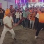 बराकर के महावीर अखाड़े में मंत्री डॉ. अजय कुमार पोद्दार ने बेटे के साथ दिखाया लाठी खेल का अद्भुत कौशल, जयकारों से गूंजा माहौल
