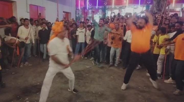 बराकर के महावीर अखाड़े में मंत्री डॉ. अजय कुमार पोद्दार ने बेटे के साथ दिखाया लाठी खेल का अद्भुत कौशल, जयकारों से गूंजा माहौल