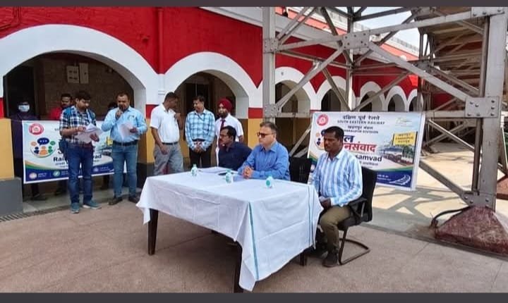 *खड़गपुर स्टेशन पर रेल जन संवाद: DRM ललित मोहन पांडेय ने यात्रियों से किया संवाद, स्वच्छता का दिया संदेश*