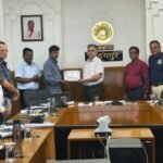 खड़गपुर मंडल के DRM श्री ललित मोहन पांडेय ने 27.10.2026 को SSE/P.Way/Central/SRC के अधीन कार्यरत ट्रैक मेंटेनर-III श्री रवींद्रनाथ कुंडू को उनकी असाधारण सतर्कता और समय पर की गई त्वरित कार्रवाई के लिए नकद पुरस्कार एवं प्रशस्ति पत्र देकर सम्मानित किया।