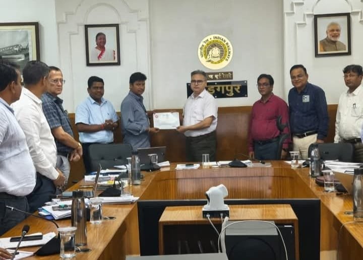 खड़गपुर मंडल के DRM श्री ललित मोहन पांडेय ने 27.10.2026 को SSE/P.Way/Central/SRC के अधीन कार्यरत ट्रैक मेंटेनर-III श्री रवींद्रनाथ कुंडू को उनकी असाधारण सतर्कता और समय पर की गई त्वरित कार्रवाई के लिए नकद पुरस्कार एवं प्रशस्ति पत्र देकर सम्मानित किया।
