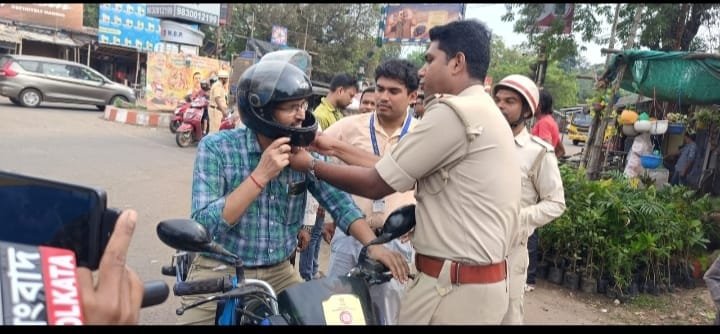 *खड़गपुर: हेलमेट जागरूकता के लिए सड़क पर उतरी CID, इंदा चौमाथा पर चला विशेष अभियान*