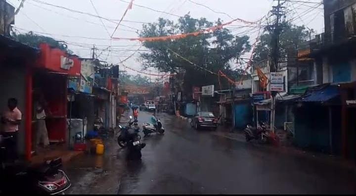 दीपावली की खरीदारी पर बारिश का कहर, बराकर-कुल्टी-नियामतपुर के बाजारों में पसरा सन्नाटा  लगातार बारिश से व्यापारियों की बढ़ी चिंता, त्योहार से पहले बिक्री ठप होने की आशंका