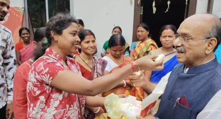 अन्नपूर्णा भंडार की राशि से खुश महिलाओं ने मंत्री डॉ. अजय कुमार पोद्दार को मिठाई खिलाकर जताया आभार, कुल्टी में दिखा खुशी का माहौल