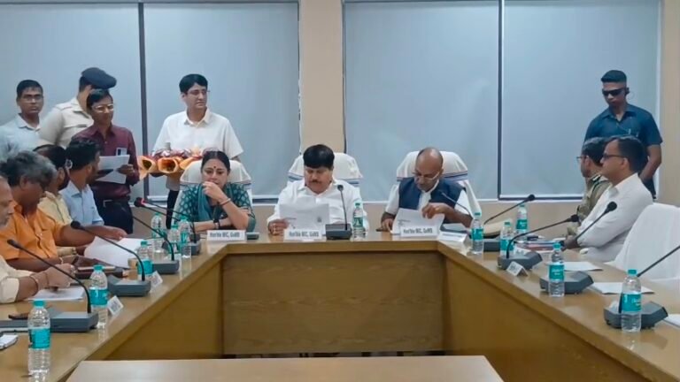 छठ और काली पूजा की तैयारियों को लेकर उच्चस्तरीय बैठक, मंत्री डॉ. अजय कुमार पोद्दार की मौजूदगी में सुरक्षा व्यवस्था पर मंथन