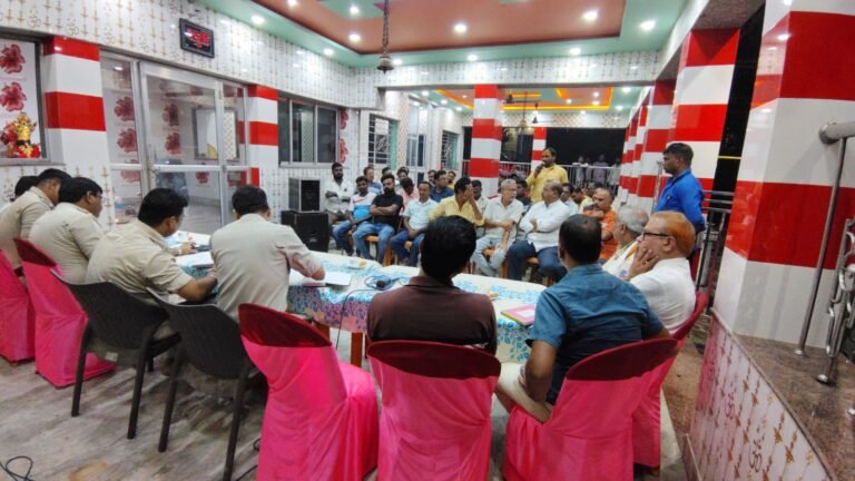 काली पूजा में शराबियों पर रहेगी पुलिस की पैनी नजर, छठ पूजा में नदी घाटों की निगरानी अनिवार्य!  बराकर फाड़ी में शांति समिति की बैठक, एसीपी वेस्ट सोमनाथ साहा ने पूजा कमेटियों को दिए सख्त निर्देश; हर कमेटी को स्वयंसेवक तैनात रखने पर जोर