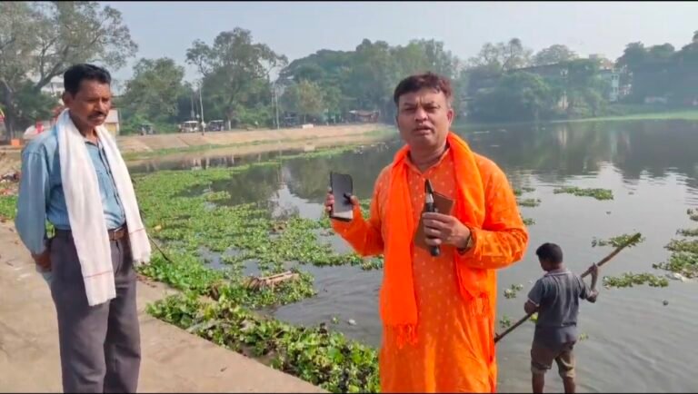 दुर्गा पूजा और तर्पण से पहले कुल्टी में तालाबों और घाटों की सफाई अभियान जोरों पर, विधायक प्रतिनिधि ने लिया जायजा